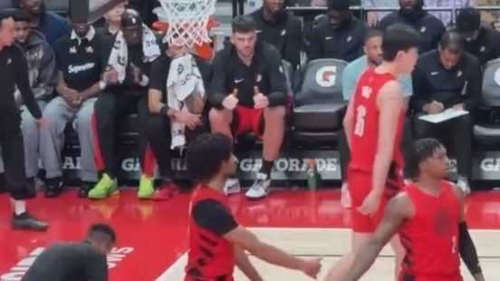 杨瀚森造亚当斯犯规，克林根替补席双手竖大拇指给小杨点赞！